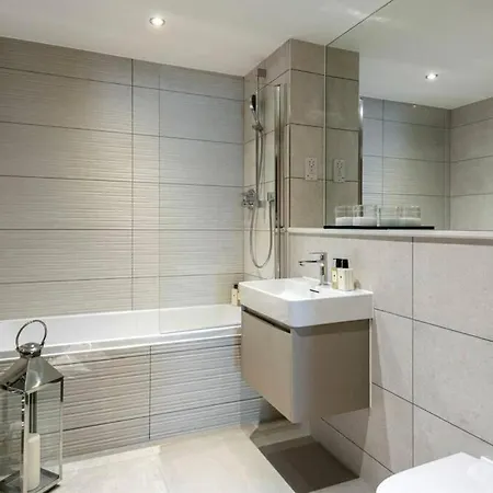 Based Snug Apartment! Private Parking In The Heart Of *