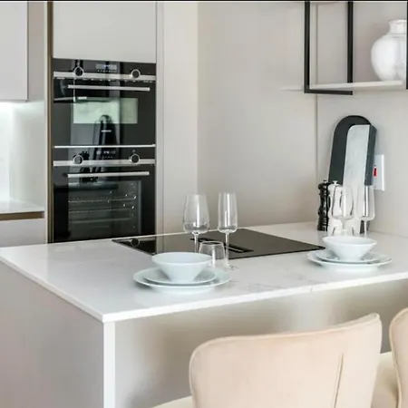 Based Snug Apartment! Private Parking In The Heart Of *