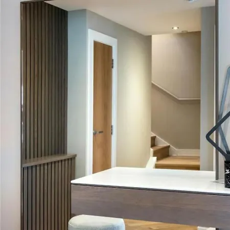 Based Snug Apartment! Private Parking In The Heart Of