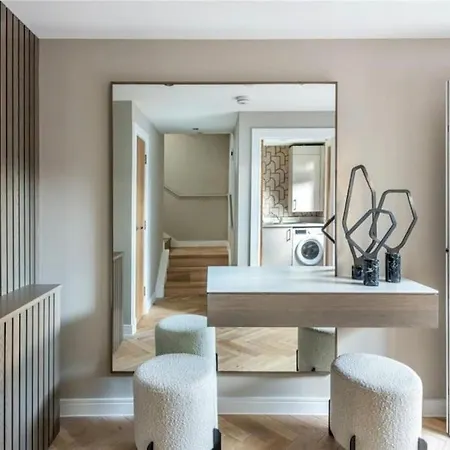 Based Snug Apartment! Private Parking In The Heart Of Appartement Bristol