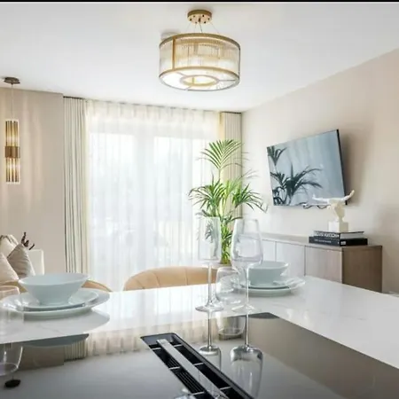 Based Snug Apartment! Private Parking In The Heart Of * ブリストル
