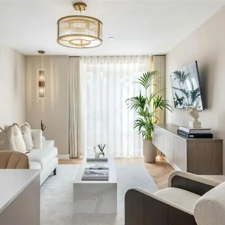 アパート Based Snug Apartment! Private Parking In The Heart Of